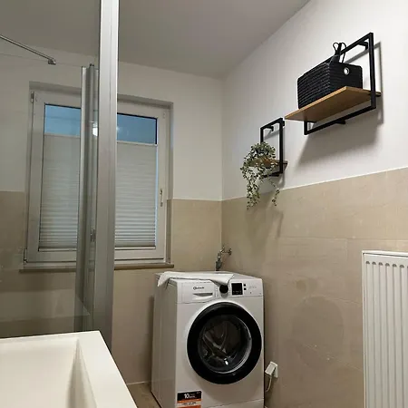 Apartment Feelgood 61 In Schoenebeck, Inklusive Tiefgaragenparkplatz Und Fuenf Minuten Fusslaeufig Bis Zur Elbe, Netflix, Dachterrasse *