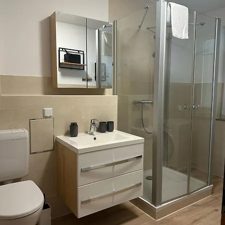 Apartment Feelgood 61 In Schoenebeck, Inklusive Tiefgaragenparkplatz Und Fuenf Minuten Fusslaeufig Bis Zur Elbe, Netflix, Dachterrasse